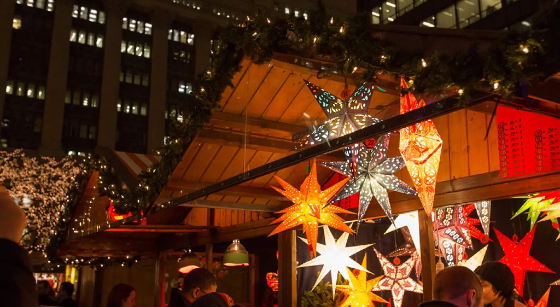 Un negozio con stelle luminose