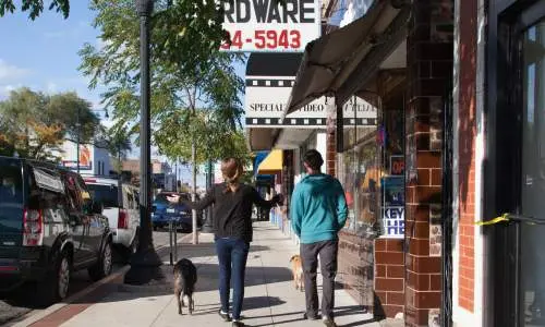 Persone a passeggio con i loro cani in Clark Street, Andersonville