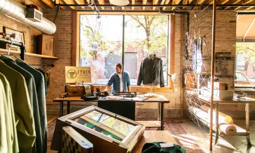 Interno di un negozio di abbigliamento maschile