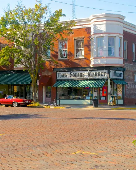 Un negozio all'angolo di una strada