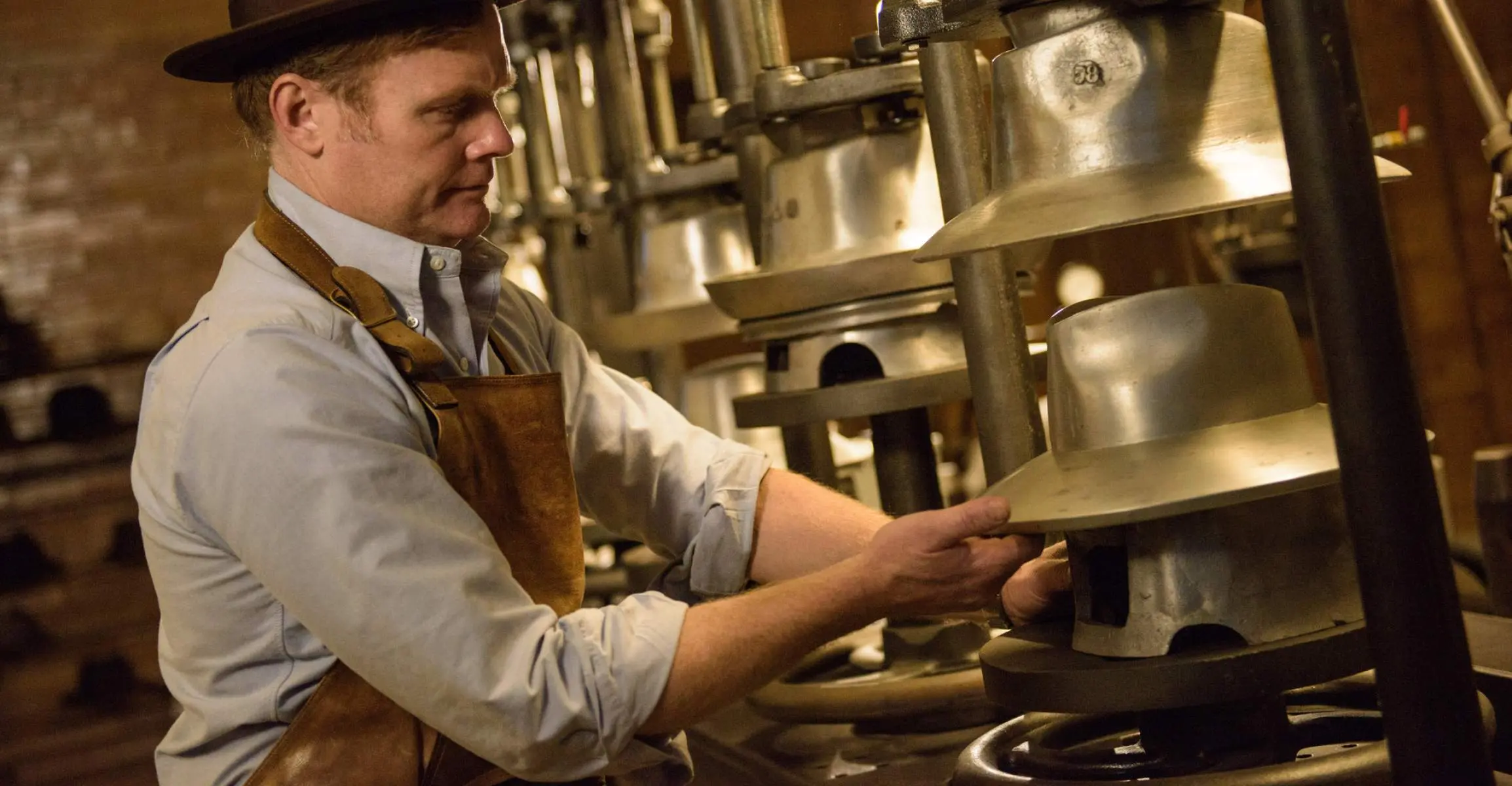 Un uomo che fa cappelli