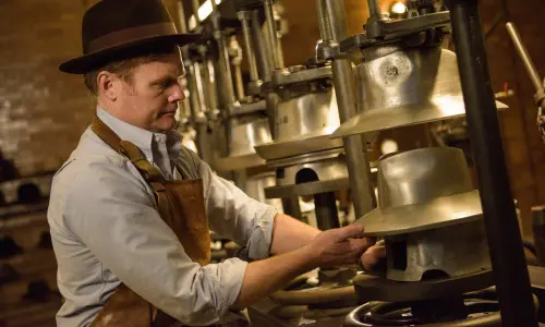 Un uomo che fa cappelli