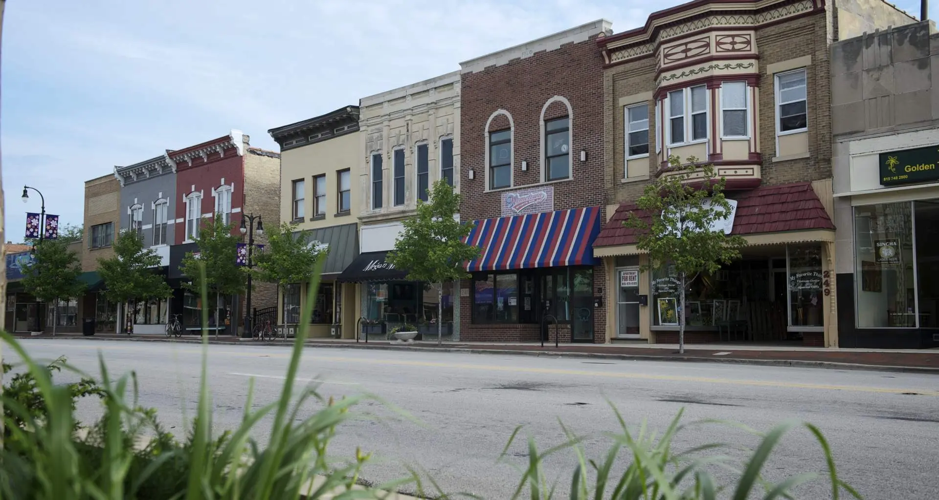 Una fila di negozi lungo una strada principale del centro di DeKalb