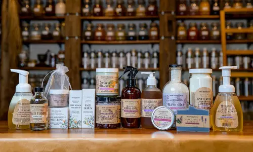 Una selezione di saponi e balsami sul bancone di MION Artisan Soap a Wheaton, Illinois.