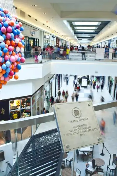 Una vista dei negozi e degli acquirenti da un livello superiore del Fashion Outlets of Chicago