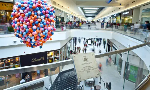 Una vista dei negozi e degli acquirenti da un livello superiore del Fashion Outlets of Chicago
