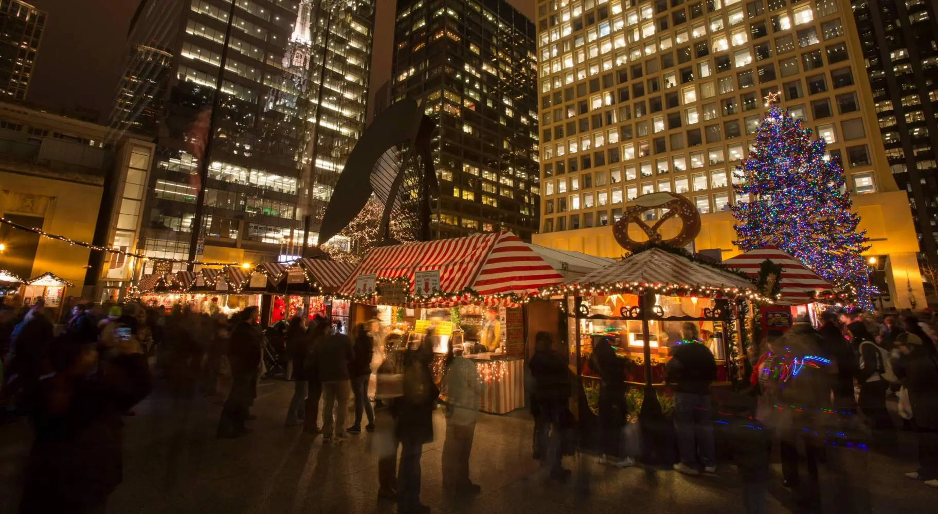 Un mercato con una città alle spalle, di notte