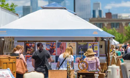 Persone che curiosano in una bancarella del Randolph street Markets di Chicago