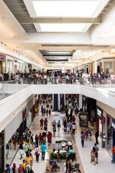 Persone che passeggiano in un centro commerciale