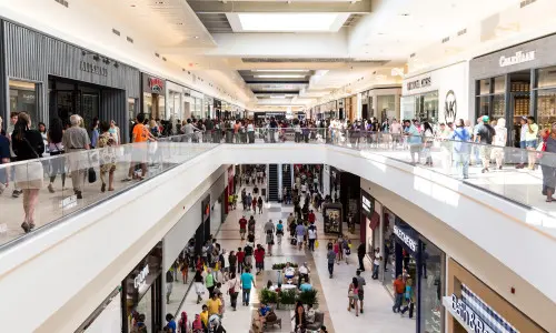 Persone che passeggiano in un centro commerciale