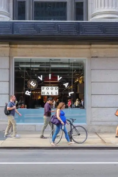 Persone che camminano sul marciapiede lungo l'edificio