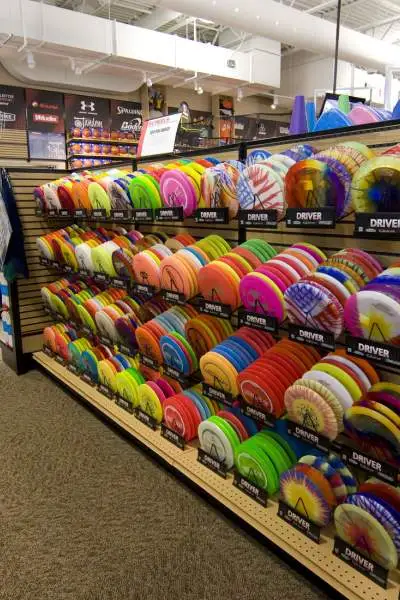 Un colorato scaffale di frisbee tenta gli acquirenti in un negozio di articoli sportivi dell'Illinois. 