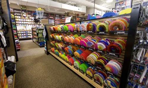 Un colorato scaffale di frisbee tenta gli acquirenti in un negozio di articoli sportivi dell'Illinois.