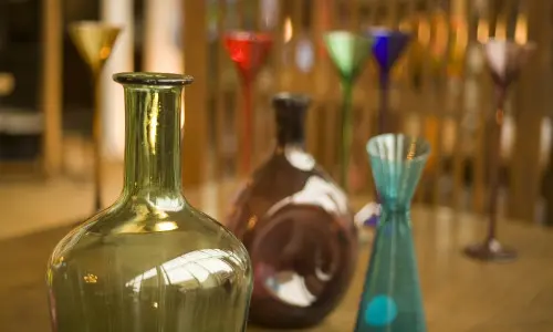 Vasi di vetro in un negozio di antiquariato