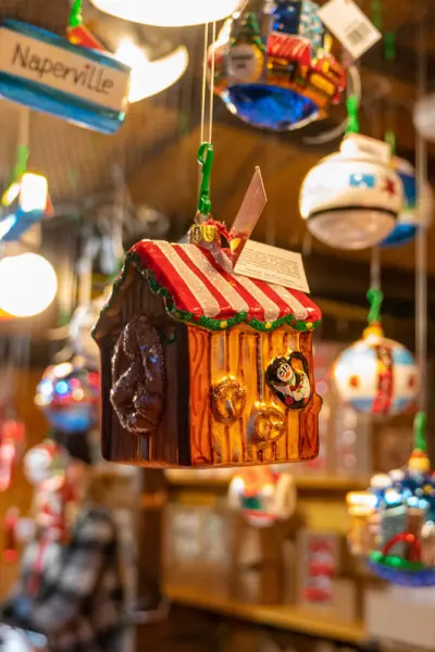 Un assortimento di ornamenti per le feste