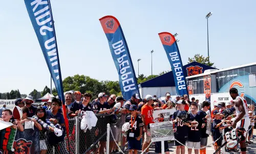 Folla in attesa fuori dallo stadio