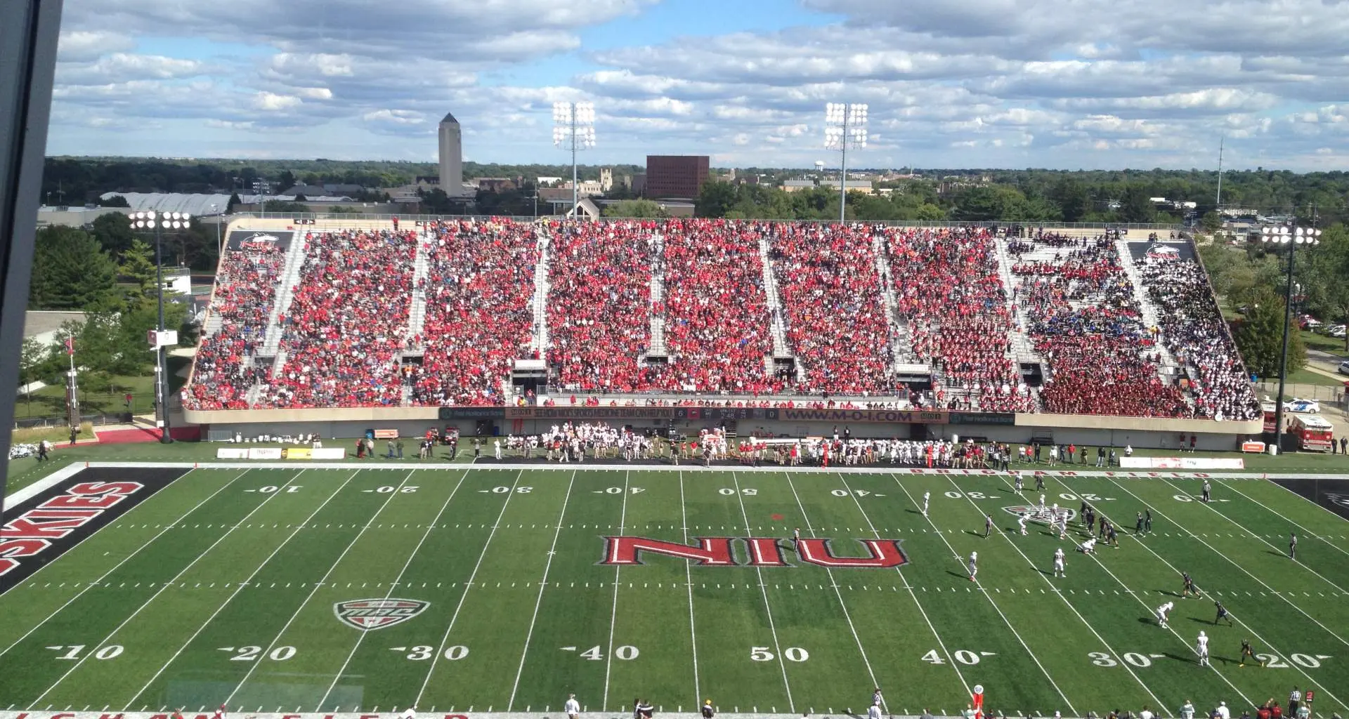 Uno stadio di football universitario affollato