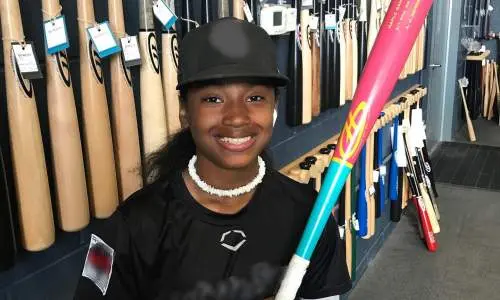 Ragazzo con in mano una mazza da baseball