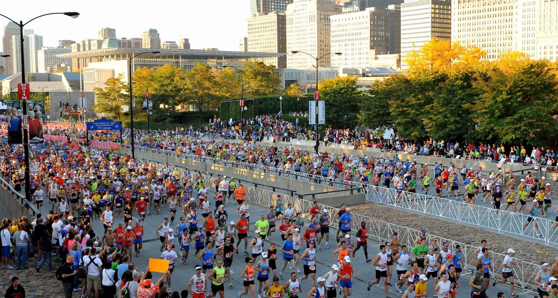Tanti corridori che corrono lungo la strada
