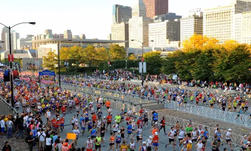 Tanti corridori che corrono lungo la strada
