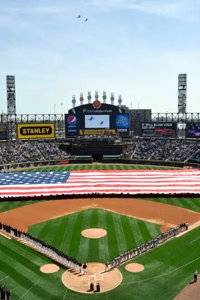 Le squadre si schierano prima della partita allo stadio dei White Sox