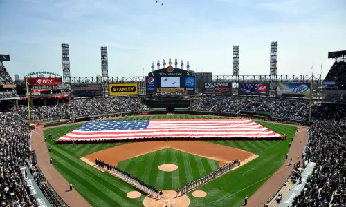 Le squadre si schierano prima della partita allo stadio dei White Sox