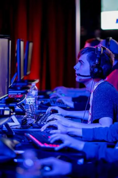 Persone su computer che gareggiano in un torneo di esports