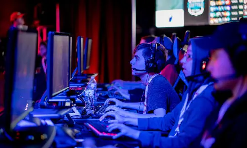 Persone su computer che gareggiano in un torneo di esports