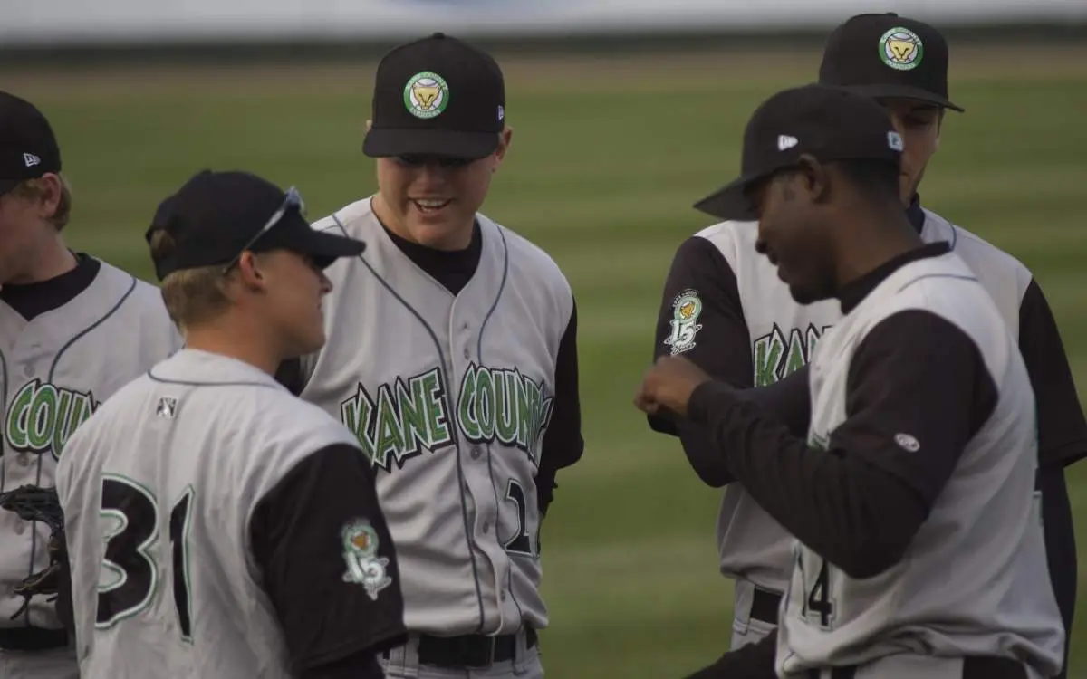 I giocatori parlano di strategia durante una partita dei Kane County Cougars
