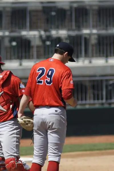 I giocatori dei Peoria Chiefs si riuniscono sul campo di gioco