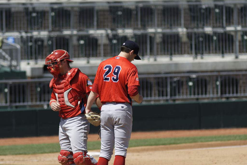 I giocatori dei Peoria Chiefs si riuniscono sul campo di gioco