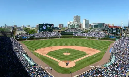 Uno stadio di baseball pieno di gente
