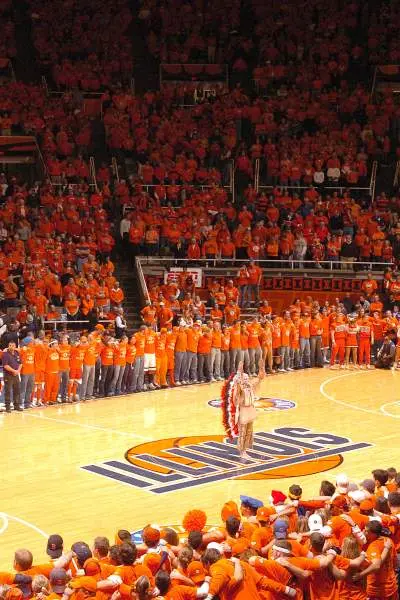 Una cerimonia preliminare a una partita di basket allo State Farm Center di Champaign