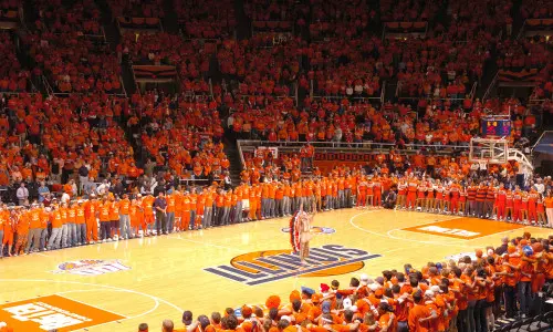 Una cerimonia preliminare a una partita di basket allo State Farm Center di Champaign