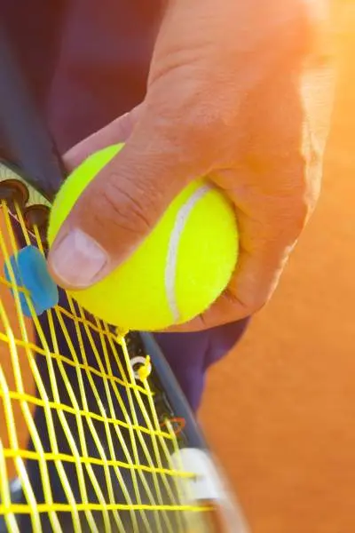 Un primo piano di qualcuno che si prepara a servire una palla da tennis