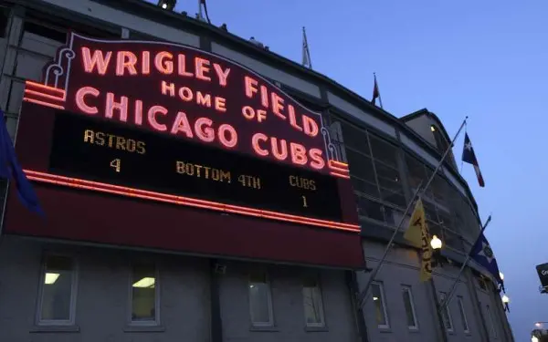 L'insegna del Wrigley Field illuminata di sera