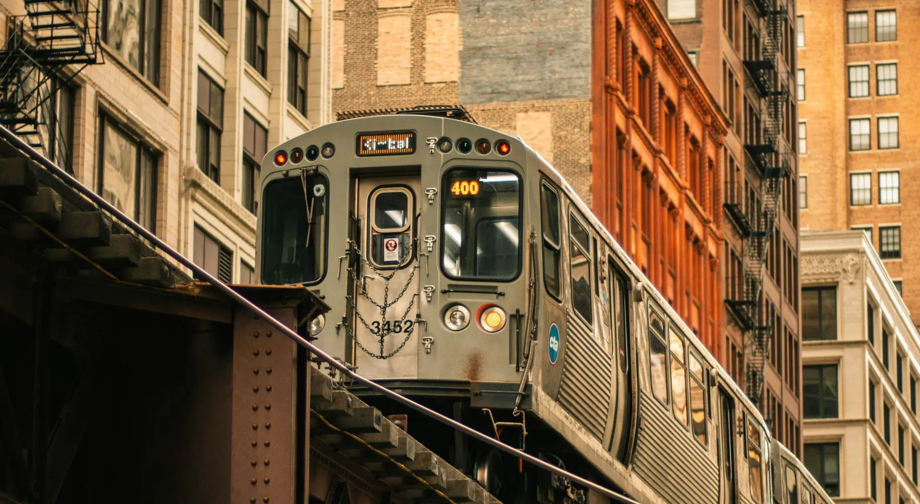 Un treno CTA L di Chicago su binari sopraelevati attraversa la città