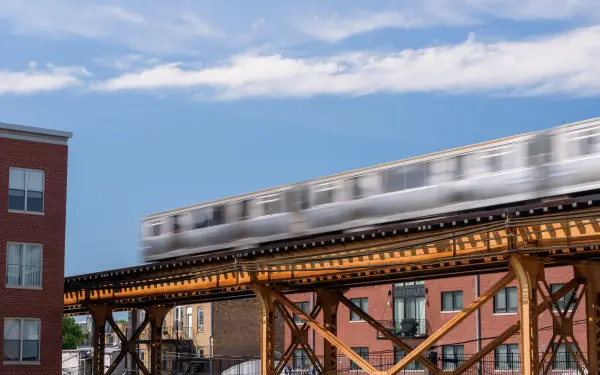 Uno dei treni sopraelevati di Chicago in funzione sulla linea sopraelevata vicino a Milwaukee Avenue