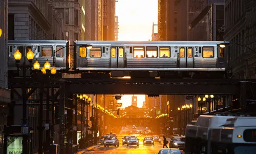 Treno di Chicago al tramonto