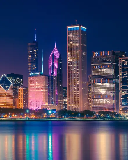 Lo skyline di Chicago di notte.