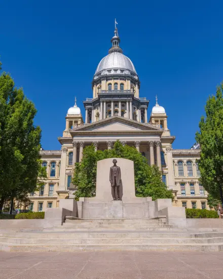 Facciata anteriore del Campidoglio dello Stato dell’Illinois.