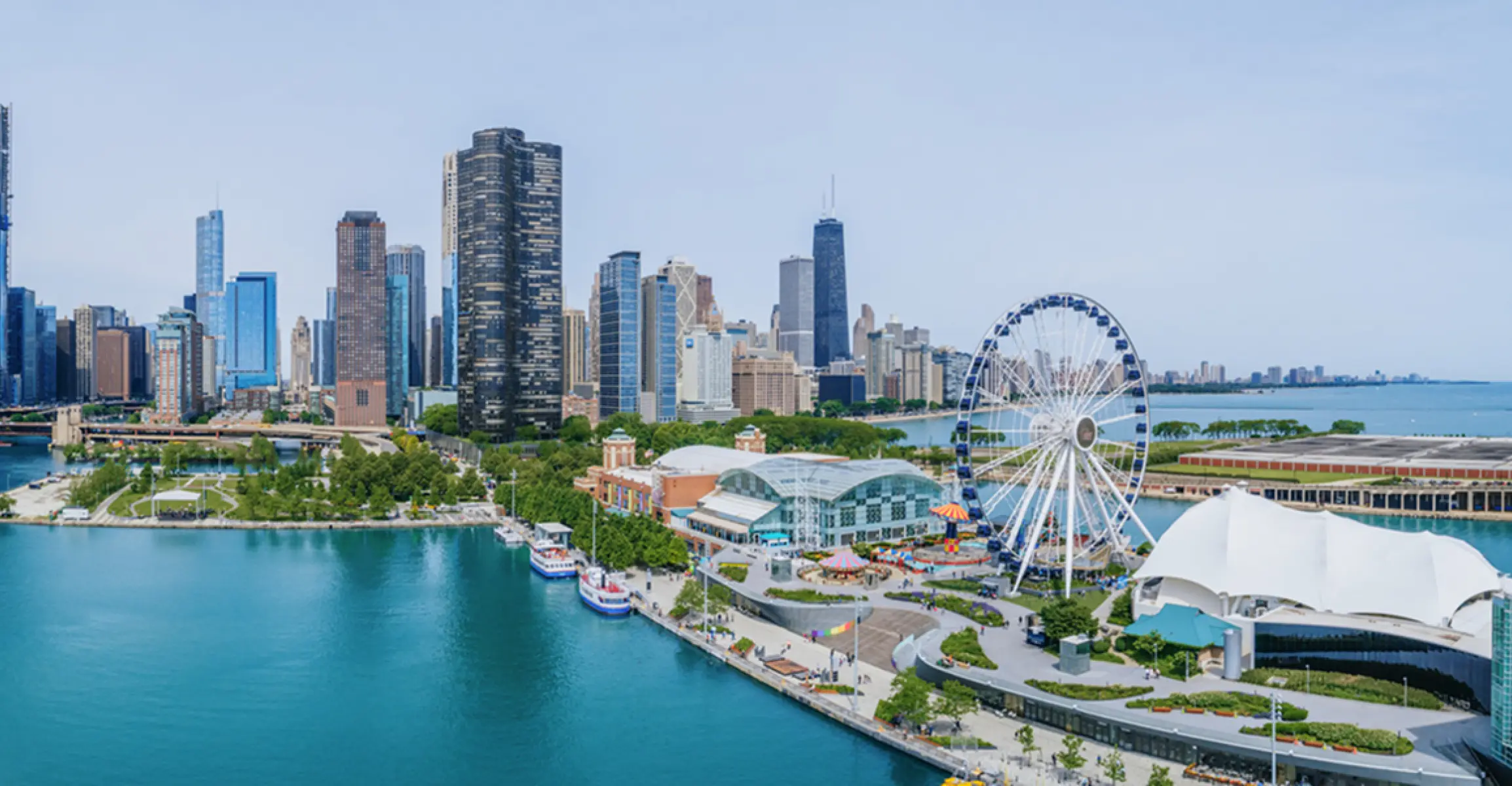 Vista aerea del Navy Pier e dello skyline di Chicago lungo il Lago Michigan in una giornata serena.